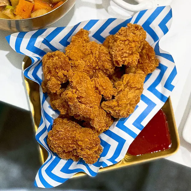 無骨嘅炸雞食得方便，啖啖肉更滋味！即炸嘅雞肉，外層酥脆 內質肉質鮮嫩🍗