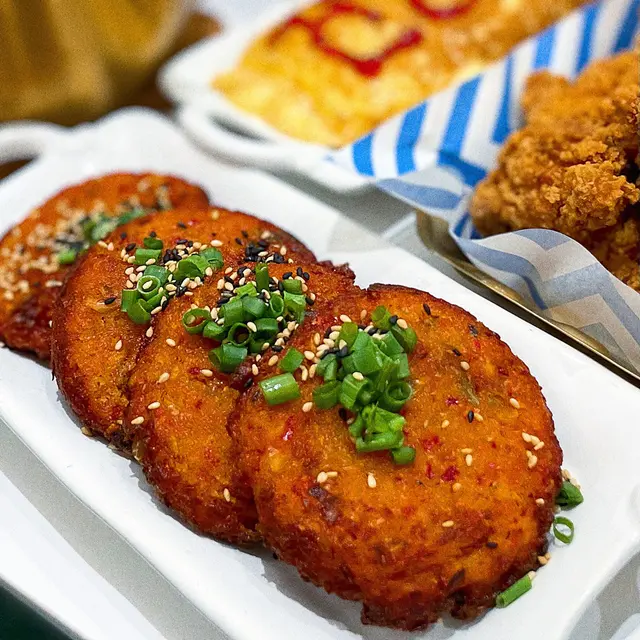 泡菜煎餅有4件,適合分享!口感紮實,粒粒泡菜令口感更豐富🫓酸酸辣辣好開胃!