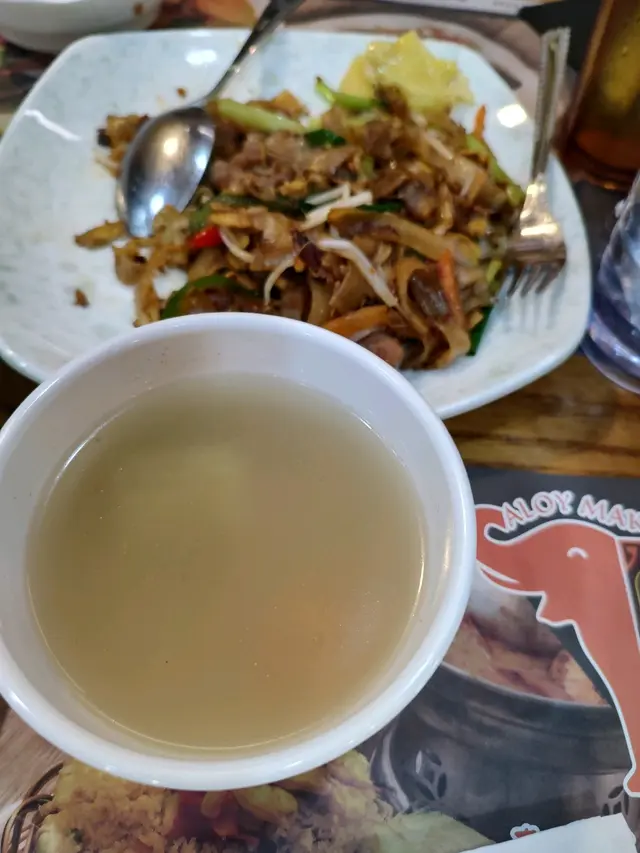 跟海南雞飯個湯和泰式炒河粉