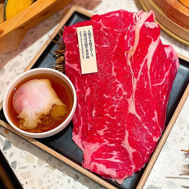 依個牛里脊肉為薄切大大塊(用嚟當面膜敷都得😂，燒薄切嘅肉肉記住睇火呀！因為好快熟🔥