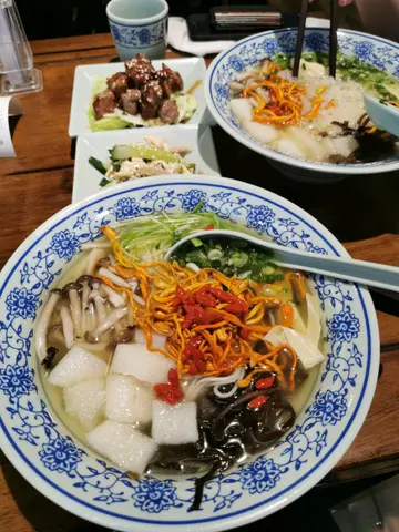 竹笙蟲草花素菜湯麵