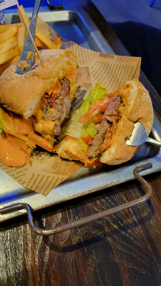 美國芝士煙肉牛肉漢堡配自家製海膽鹹蛋黃醬