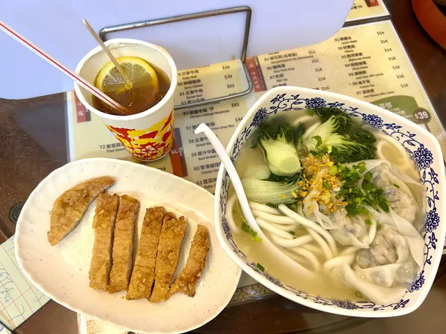 味道唔錯，炸排骨夠熱同諗，上海粗麵煮得剛剛好，雲吞都好食