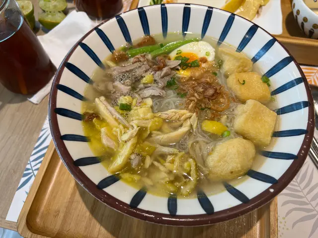 街頭雞鴨絲湯米粉