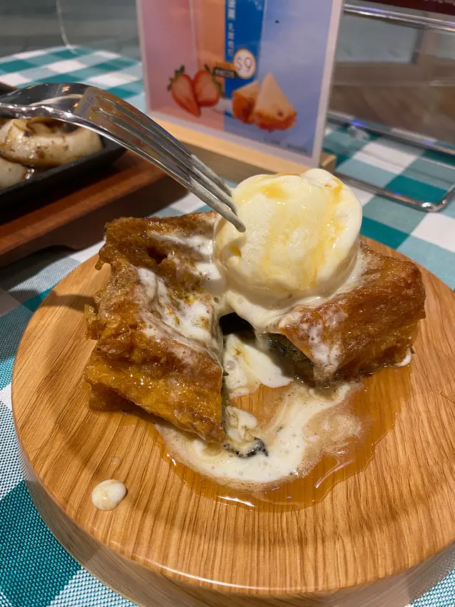 黑芝麻西多士伴雲呢拿雪糕