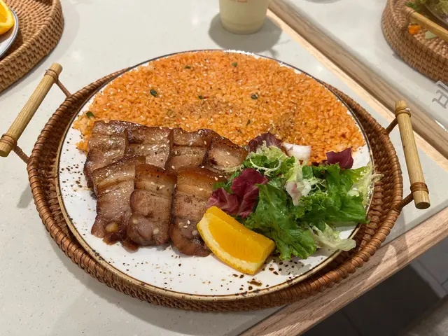 燒醬油黑毛豬白切肉配大醬生菜