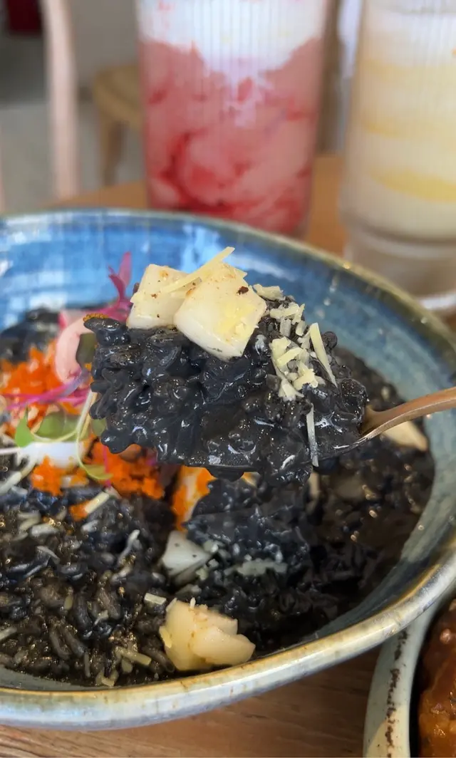 香煎墨魚忌廉墨汁意大利飯