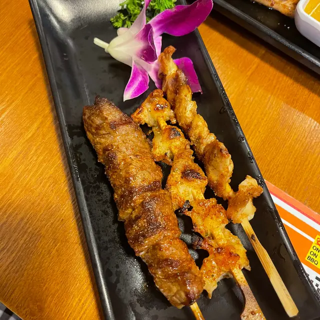 安格斯肉眼牛柳串,燒豬軟骨