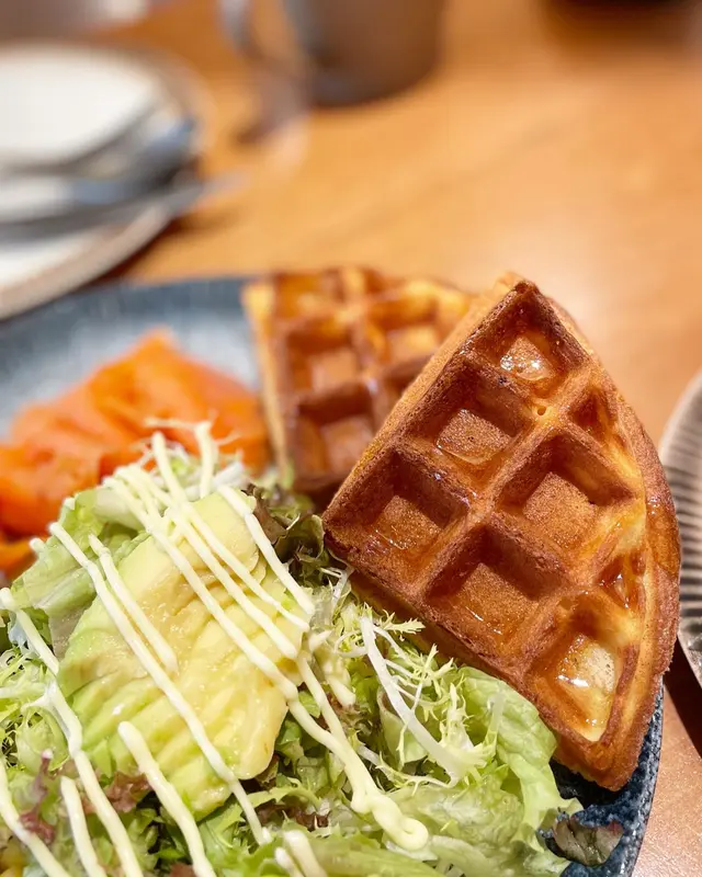 煙三文魚牛油果配窩夫