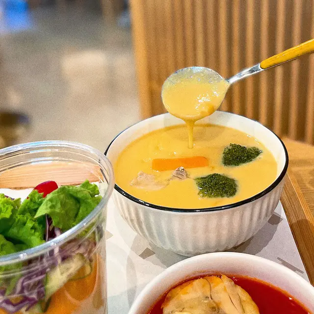 配料方面就有雞肉、西蘭花🥦、紅蘿蔔🥕，都唔錯！