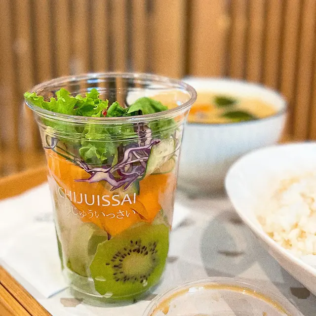 沙律杯作前菜或飯後水果都得😛沙律菜🥗再搭配奇異果片🥝,酸甜清新!