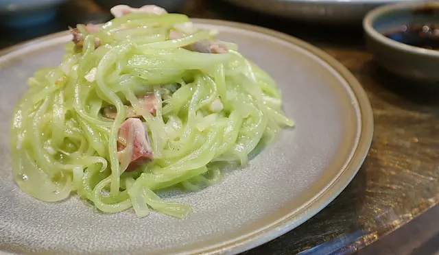 拍蒜三層鹹肉炒萵筍絲