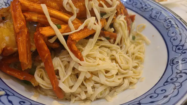 蒜茸或上湯開邊澳洲龍蝦1隻(約12兩)伊麵底