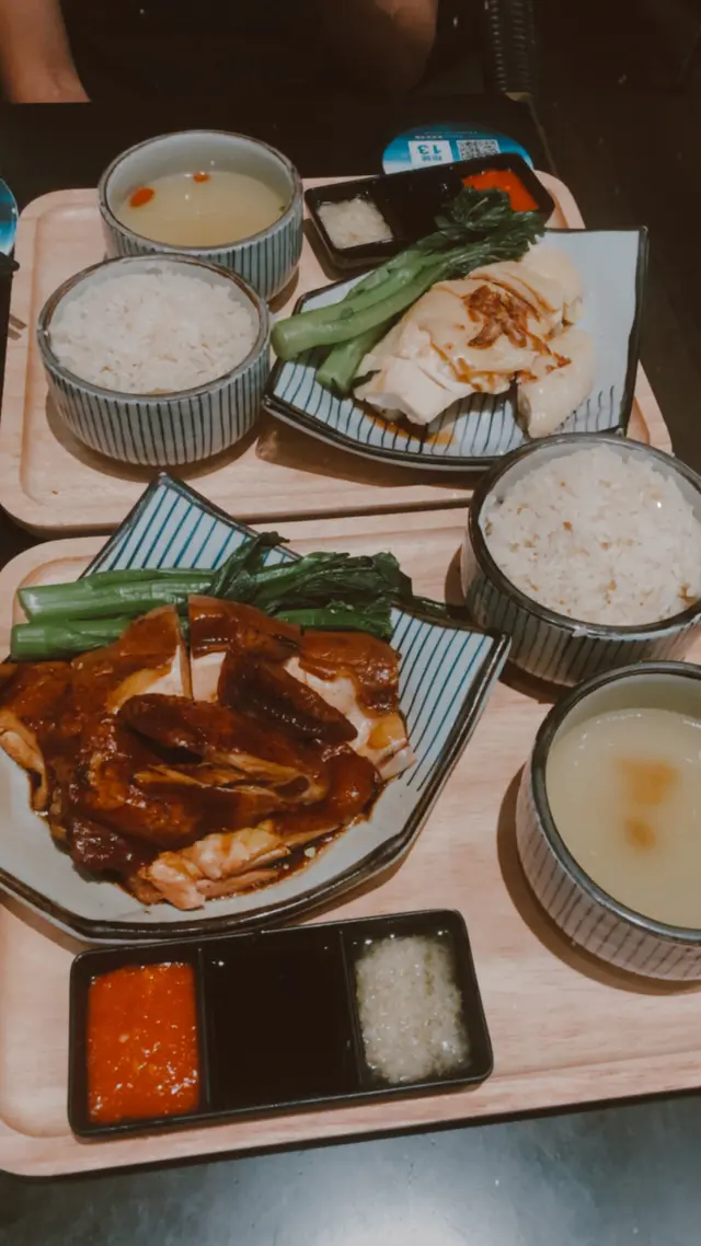 招牌海南雞飯   &  新加坡古法黑豉油雞飯