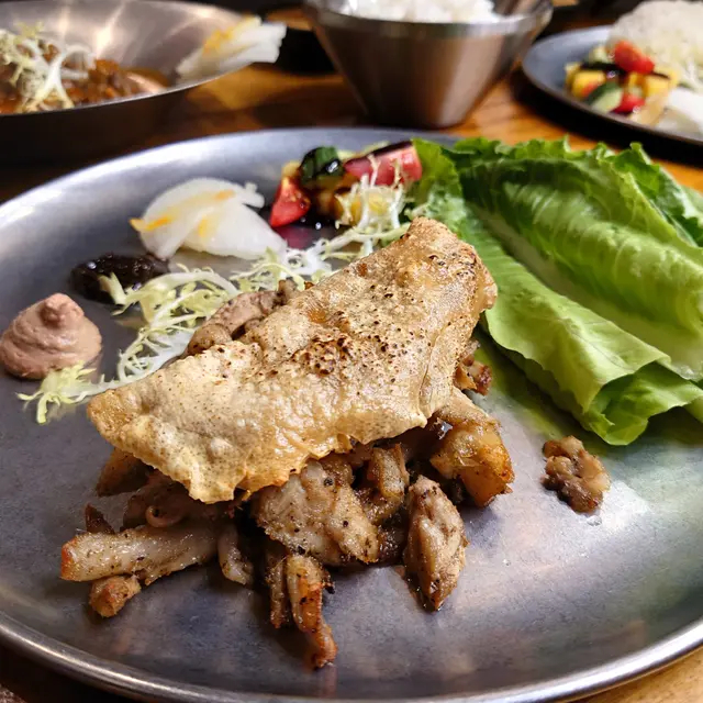 豬皮好脆 手撕肉有肉汁肉香
生菜包既食法好清爽
配上肝醬 黑醋無花果醬 味道豐富