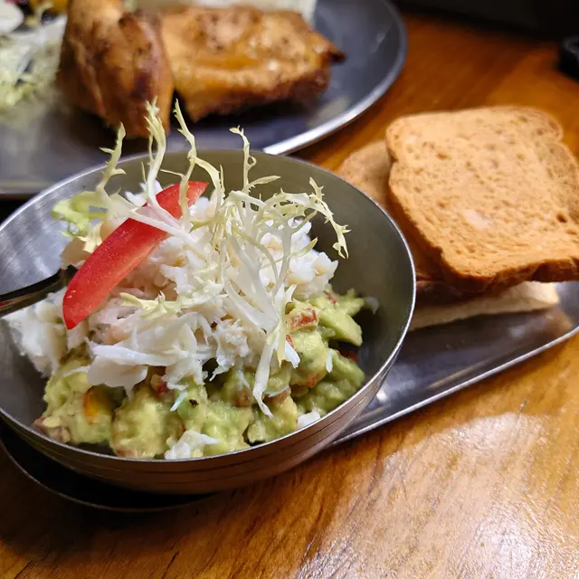 牛油果蟹肉多士