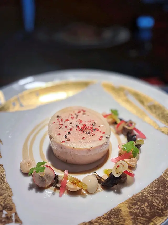 雞肉同鴨肝經過慢煮，入口係偏硬身，黑松露醬可以中和一下鴨肝既油膩感。