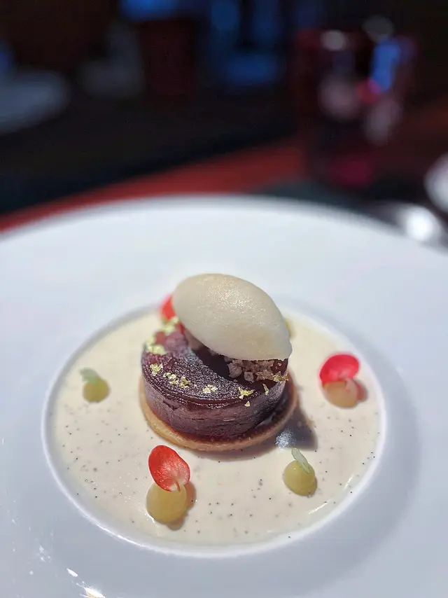 蘋果咬落去非常軟身，食落去蘋果味道濃郁，酸甜交集，蘋果白蘭地酒雪葩絕對將蘋果嘅香味倍添層次。