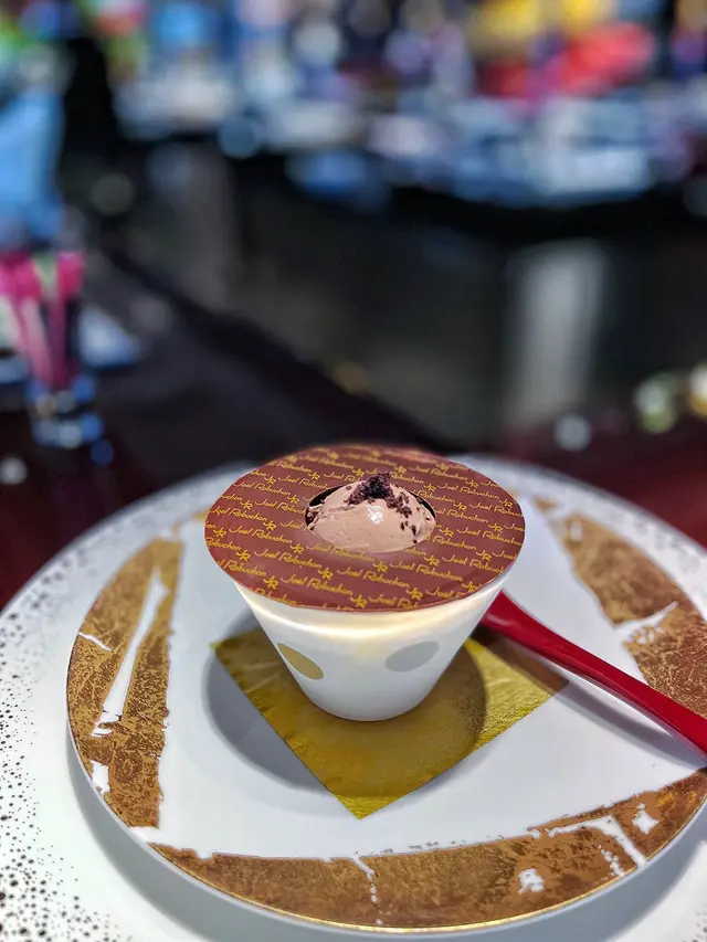 朱古力唔算太甜亦都唔會太苦，因為朱古力味道會同入邊嘅cream中和。