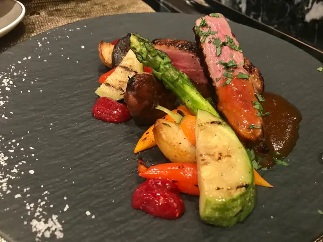 香煎法國鴨胸配新薯，紅莓汁