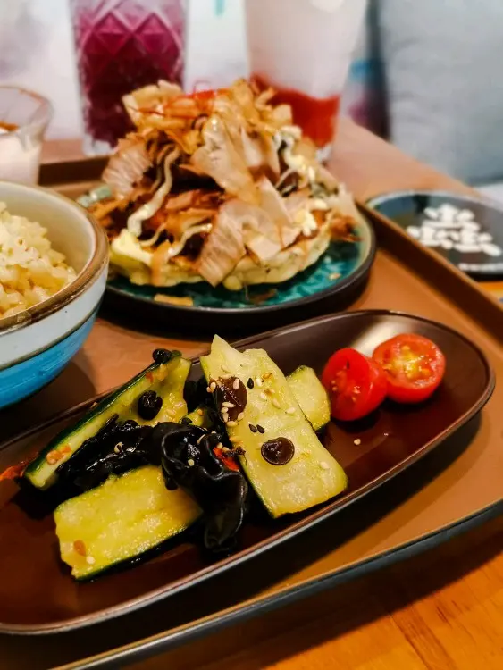 一汁三菜便當。前菜