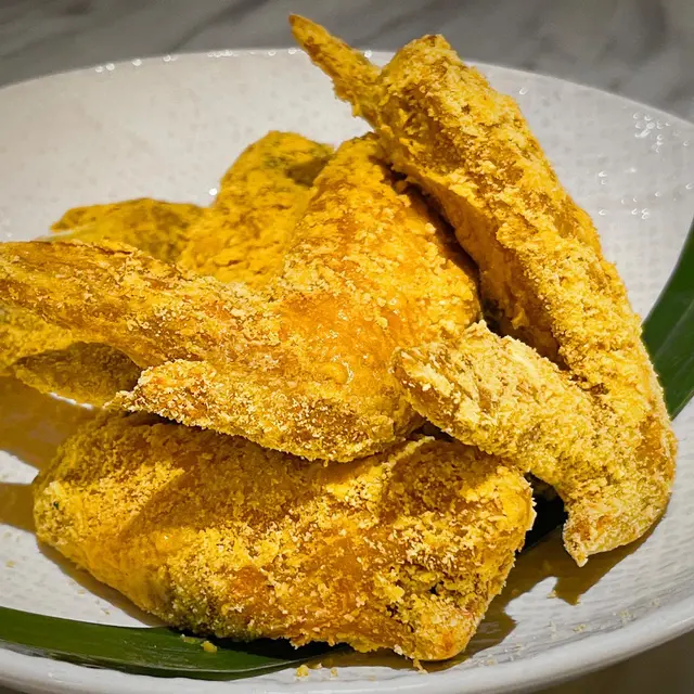 稍嫌遜色。新加坡東南亞菜館通常都有鹹蛋菜式，一般將鹹蛋黃擺喺炸粉入邊，炸完出嚟仲濕濕地，鹹蛋黃嘅鹹香會充滿口腔。呢度嘅鹹蛋雞翼炸粉較薄，有少少似喺炸好嘅雞翼上邊灑上鹹蛋黃碎，感覺較乾，都唔係太黐雞翼表面，兩者並無融合，入口味道較輕，下次唔會再嗌。