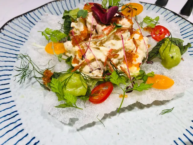 三文魚薯仔蟹子沙律🥗賣相幾靚，有埋牛油果蓉蕃茄仔切片夾埋下面塊脆片一齊食，好豐富,薯仔可以再切反大粒少少😆