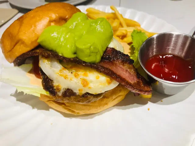 和牛漢堡配薯條🍟呢個又係好大份，味道正常但唔突出