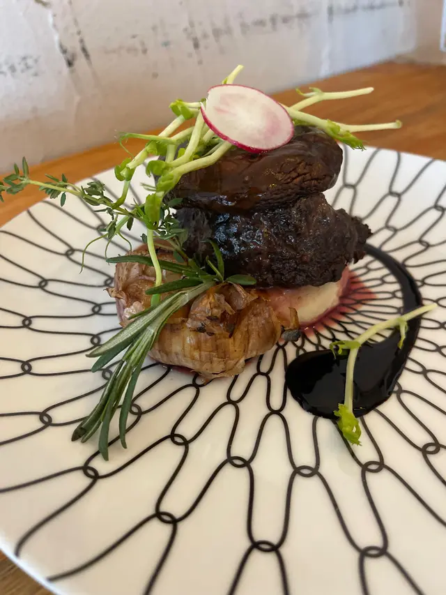 慢煮香草牛柳配松露泡沫大啡菇