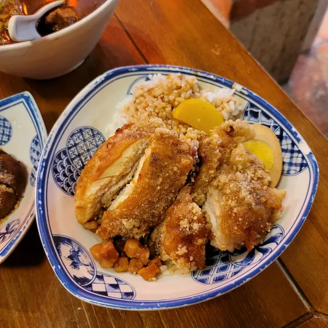 香酥雞扒魯肉飯