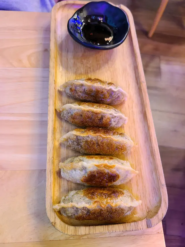 煎餃皮薄，餡料滿滿，令餃子脹卜卜，而且餡料好林，