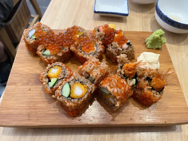 吉列炸蝦卷，三文魚籽飛魚籽卷