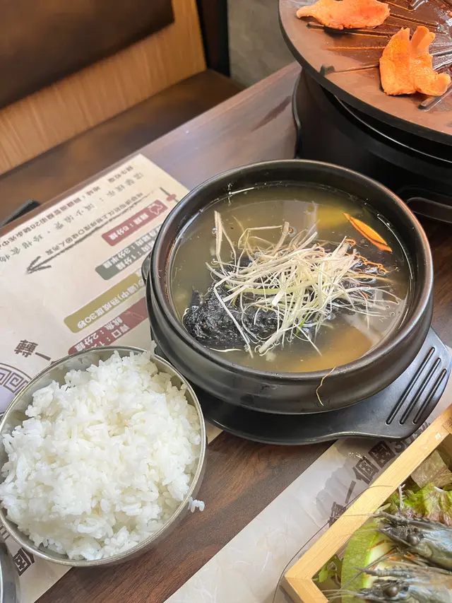 宮廷人蔘烏雞湯跟飯