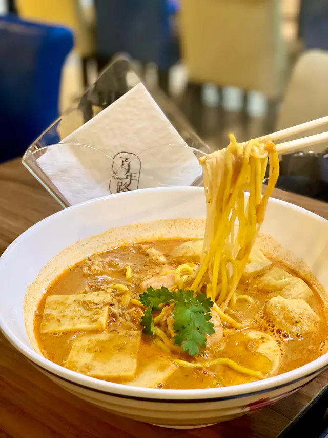 濃厚湯頭滲出淡淡椰香，蝦味咖喱味振奮味蕾，好食到要打包