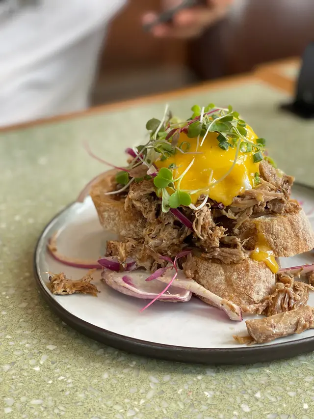 黑蒜醬手撕油封鴨腿Benedict 