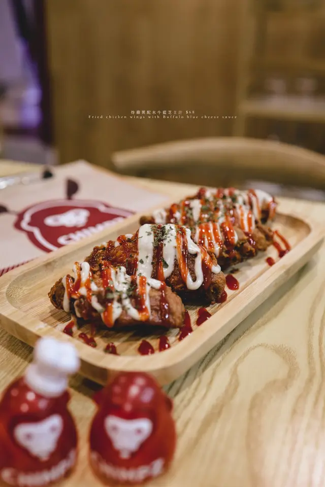 炸雞翼配水牛藍芝士汁