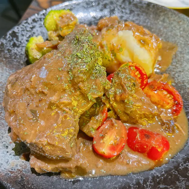 赤味噌燴牛面肉配薯菜