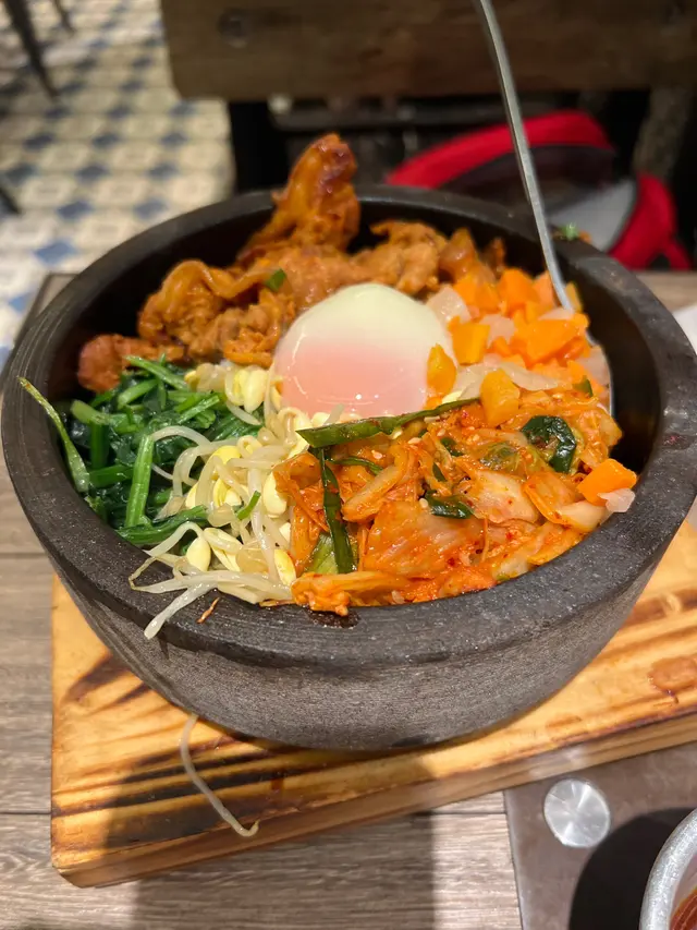 溫泉蛋豚肉石頭鍋珍珠飯