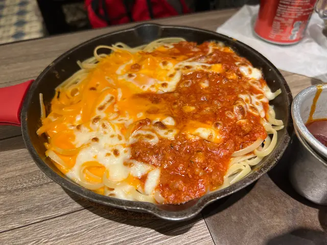 學生鴛鴦意粉溫泉蛋肉醬意粉