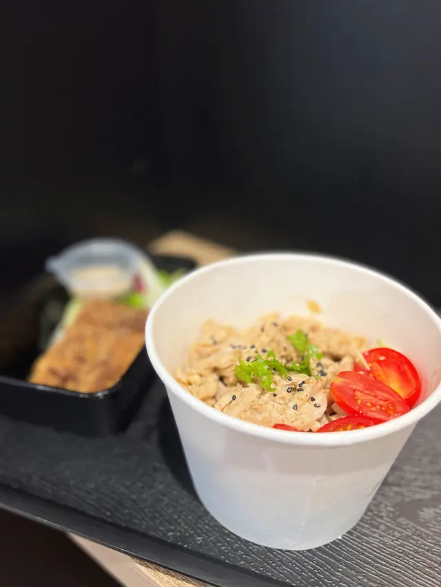 胡麻醬手撕雞配蕎麥麵