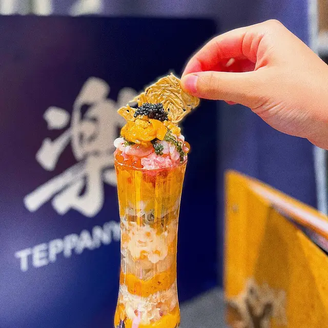 店員建議先將頂層海膽放上燒白飯魚脆片,一口品嚐🤤餘下嘅就撈埋一齊食,口感豐富!