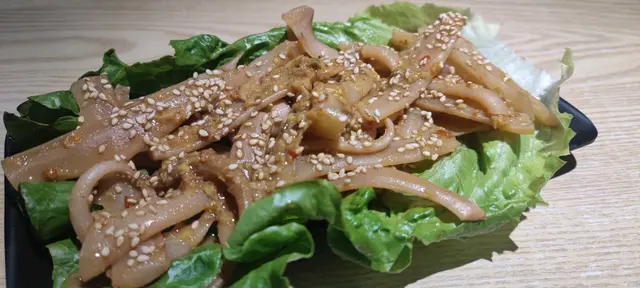 第一口的味被芝麻的味道搶了魷魚的味,後來混合辣(輕微辣)又夾到,越食越好味