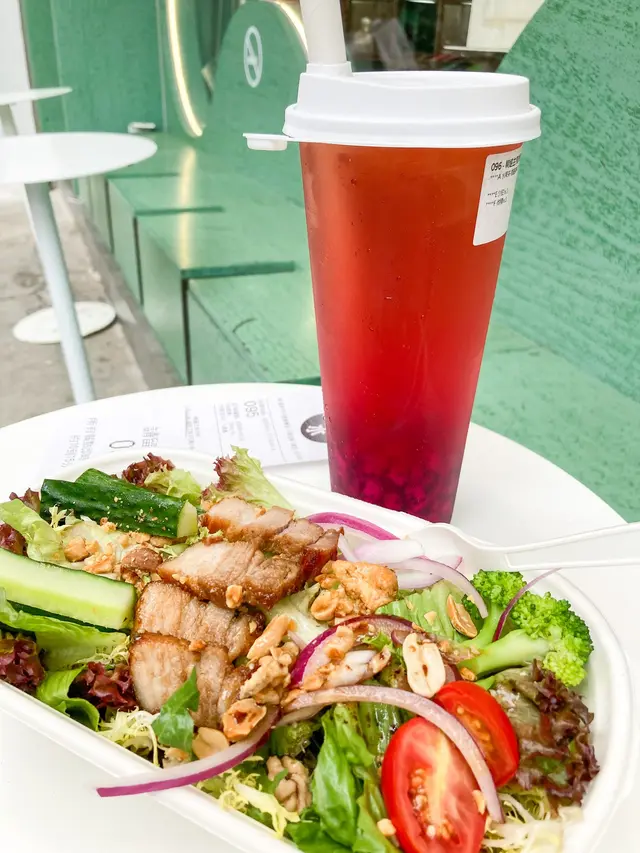 整體食落好清爽，份量好岩我食：D
啖啖都係爽脆既沙律菜，叉燒不會太油膩好有港式味道👍🏻
配埋果仁碎、洋蔥、黑醋新鮮配料依個價格真係值！

叫沙律仲可以20幾蚊加杯新鮮水果茶，
試左杯店員推薦既＂蜂蜜鮮火龍果粒粒翠玉烏龍＂
嘩～每啖都係火龍果肉，又係真材實料😮