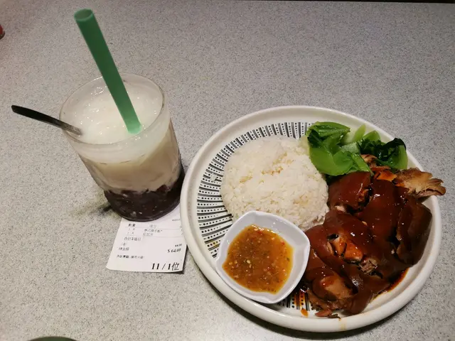 大大份,腍到似東坡肉,肥脂肥膏入口即溶,唔捨得唔食哂,女士真係要諗清楚,好邪惡!个醬汁特製,唔夠可以再加!
紅荳冰的奶味有點羶,不喜歡!