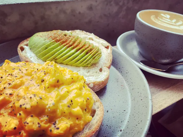 牛油果炒蛋多士