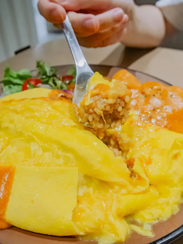 玫瑰醬燴雞腿肉蛋包飯