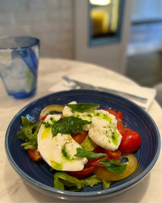 Buffalo mozzarella, mixed tomatoes & fresh basil