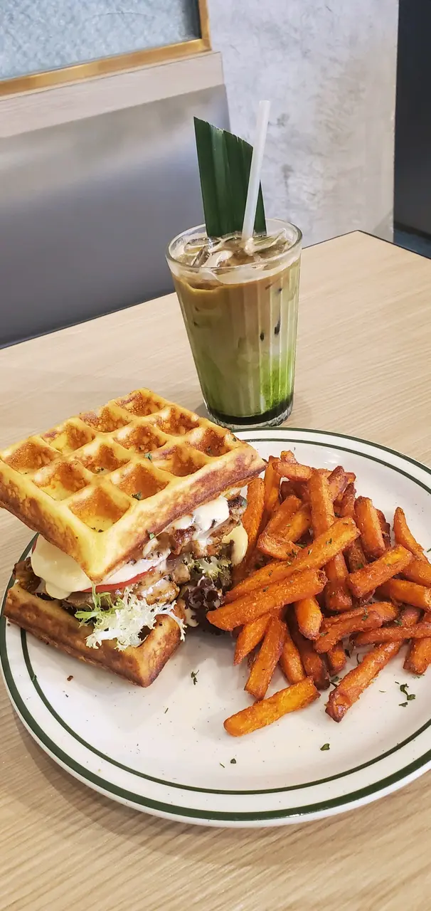 烤雞芝士窩夫三文治配蕃薯條