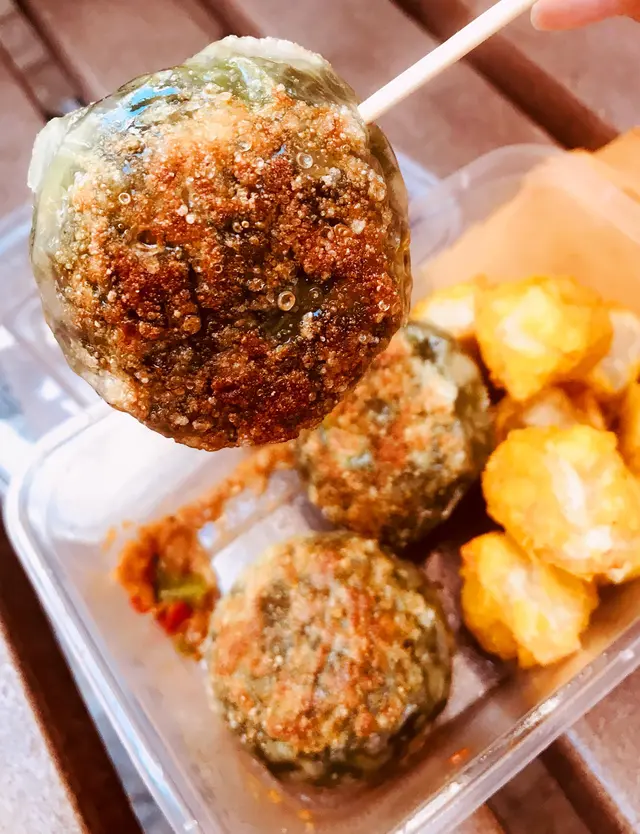 外皮煎炸得很香脆..皮薄餡料多！😋😋😋👍