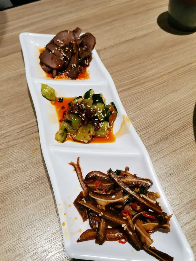 涼拌拍青瓜、麻辣豬耳、辣滷雞胗